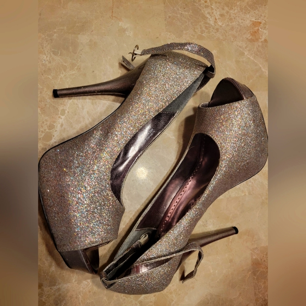 Diba East Size 11 Pewter Glitter Heels